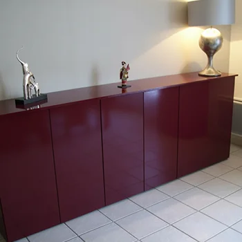 Buffet en bois laqué pourpre