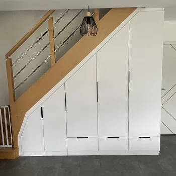 aménagement dressing sous escalier